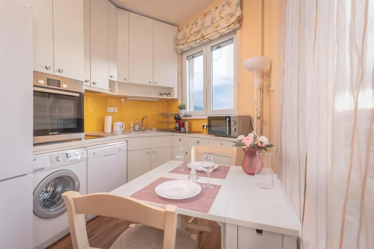 Cozy Home: Two-Bedroom Apartment With Stunning View Sofie